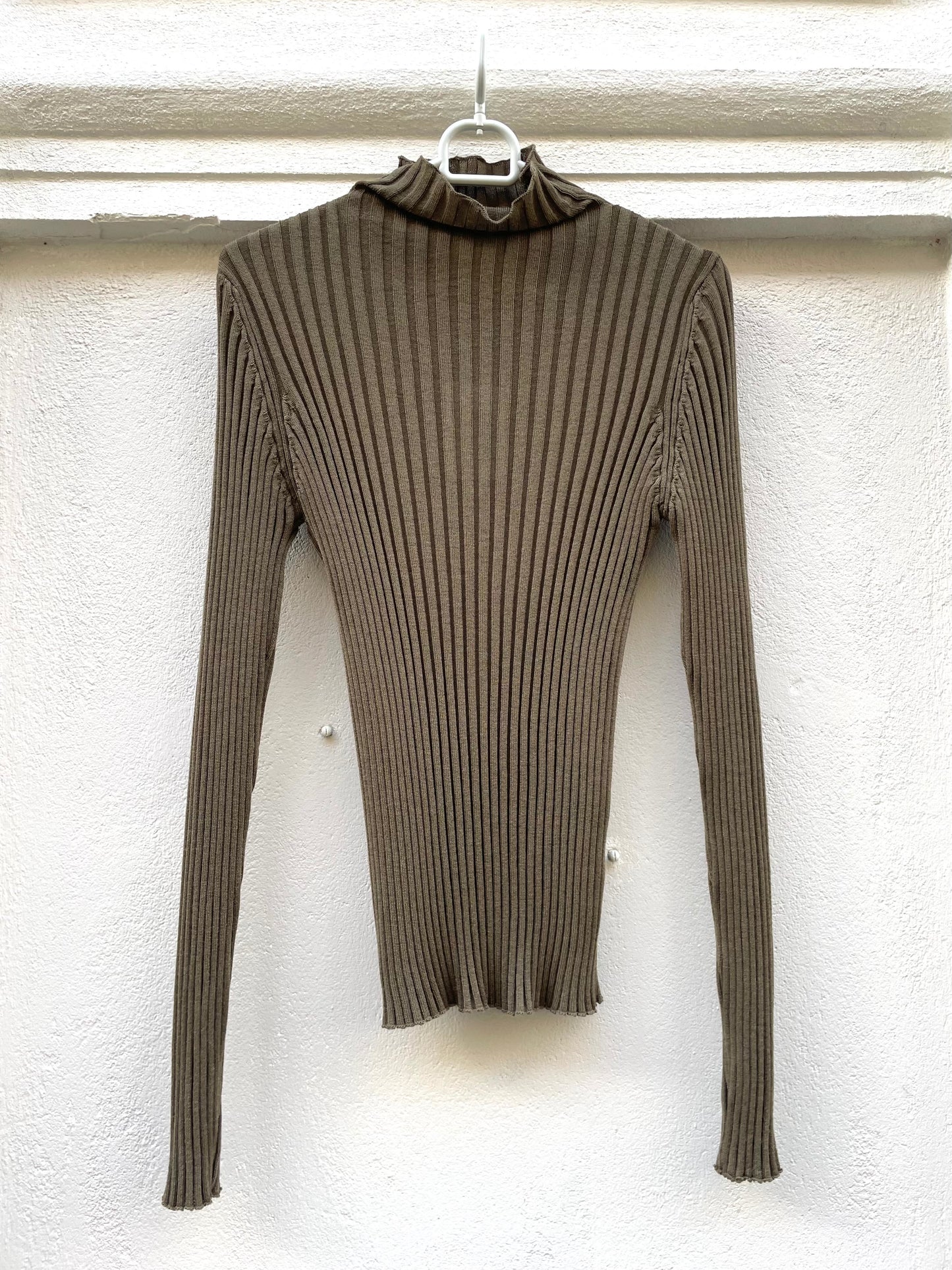 Arvi - ribbed fine wool mock neck top - amber green