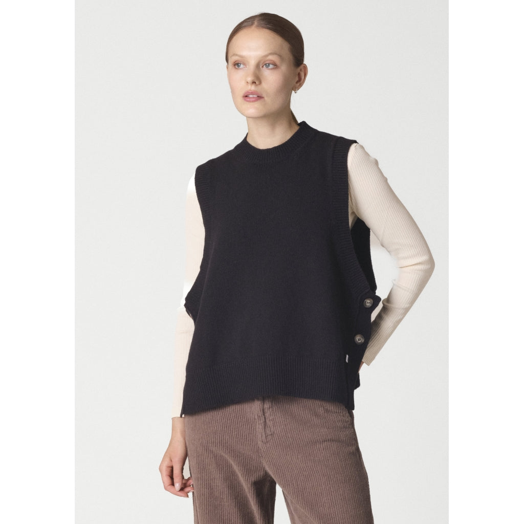Nala knit vest