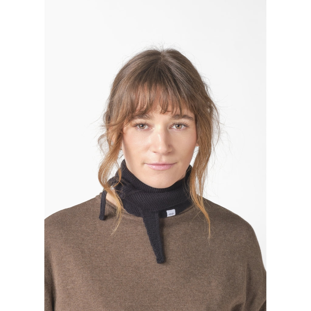 Violet small knit scarf - black