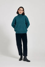 Indlæs billede til gallerivisning Olga lambswool loose fitted turtleneck sweater - Deep lagoon green
