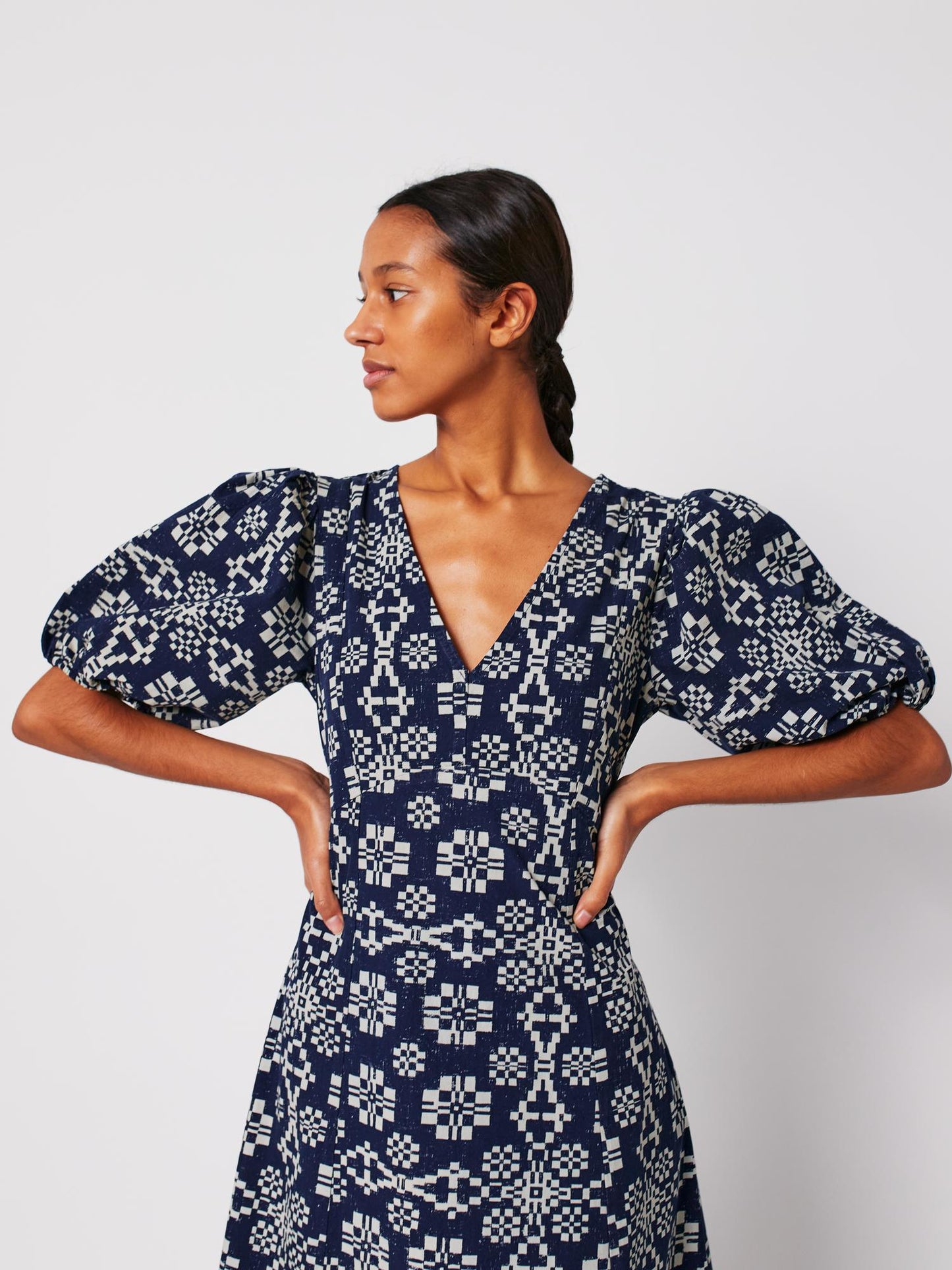 Kaleidoscope pattern evase v-neck dress